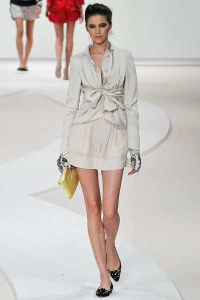 Look 16